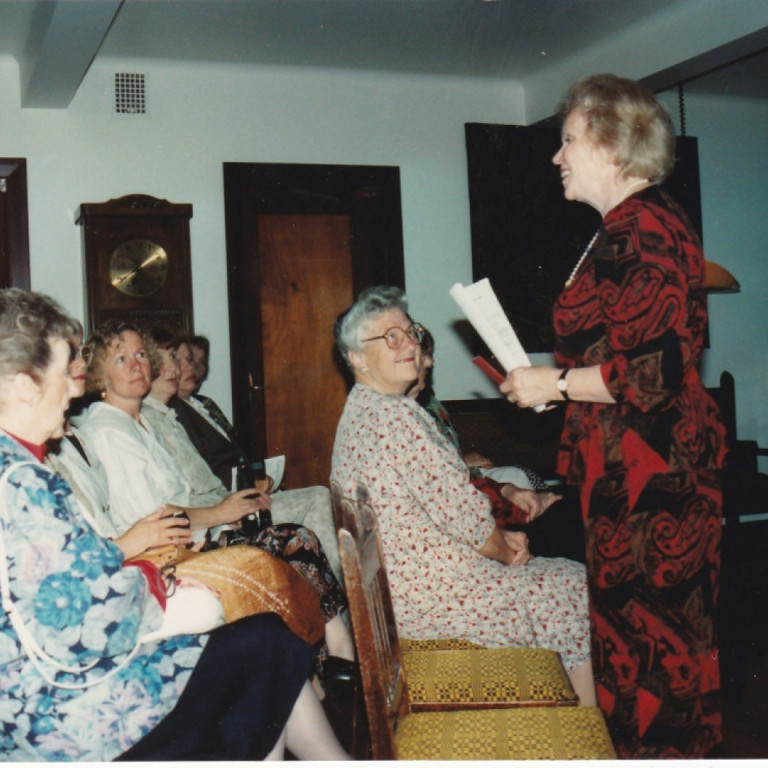 Sigríður Valgeirs ávarpar þinggesti. Marjorie Allen forseti alþjóðasamtakanna og þinggestir