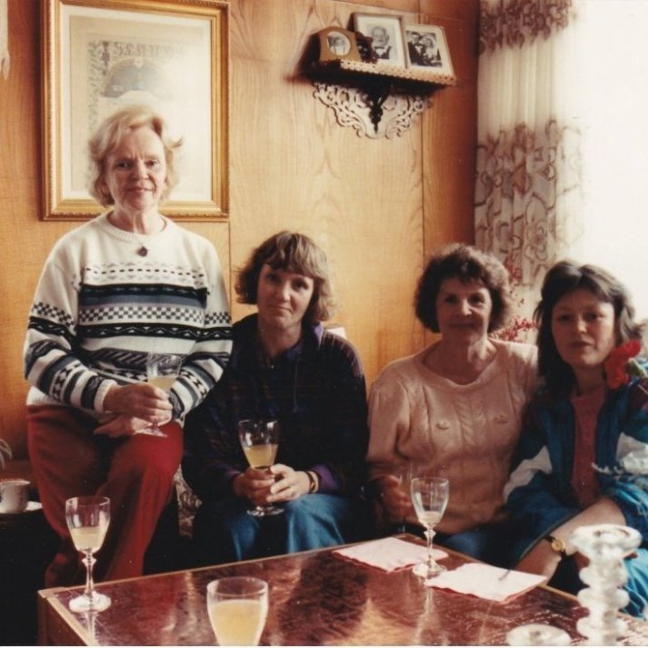 Ferð á vorfund á Hallormsstað 1990. Smá ferðahlé á Bifröst til að taka Deltakonur með í rútuna!. Sigríður Valgeirsdóttir Alfadeild, ?, Elín Hannibalsdóttir Epsilondeild, Helga Halldórsdottir 1. formaður Epsilondeildar.