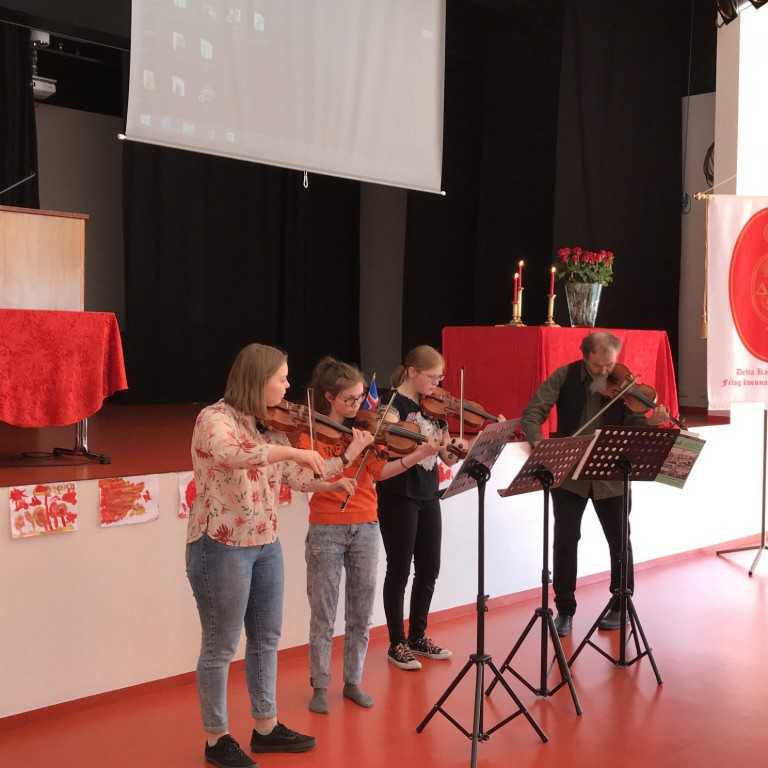 Nemendur og kennari tónskólans á Egilsstöðum.