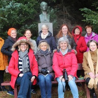 Epsilonsystur við styttu Jónasar frá Hriflu