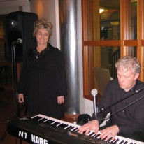 Ragnheiður Júlíusdóttir gladdi okkur með söngatriði