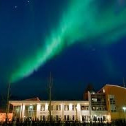 Giljaskóli á fallegu vetrarkvöldi