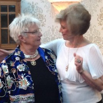 Sigrún Klara tekur við viðurkenningunni af alþjóðaforsetanum Beverly Helms