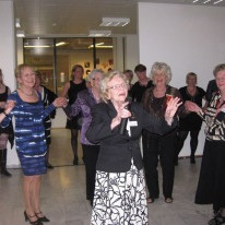 Sigríður Valgeirsdóttir stjórnar dansi á hátíðarkvöldverðinum