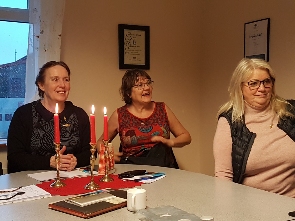 Hlýtt á bókarrýni.