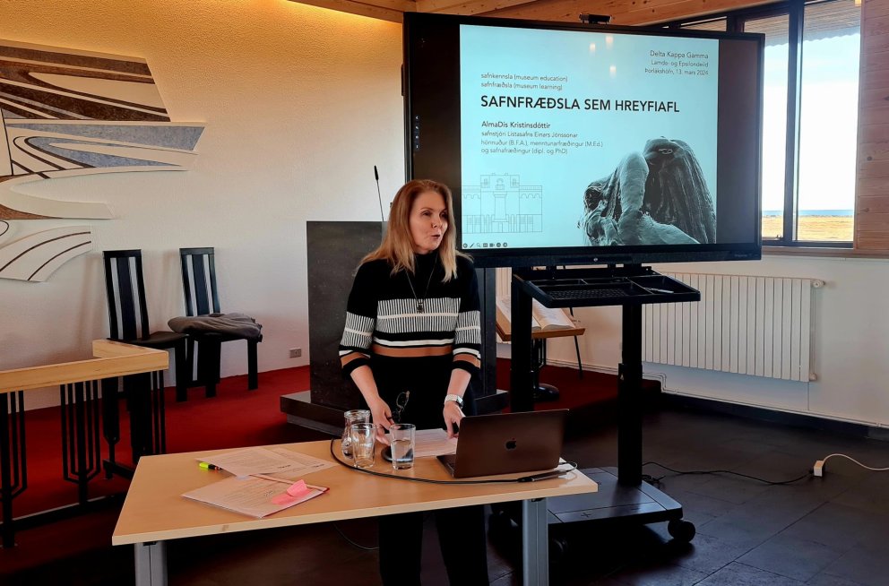 AlmaDís flytur erindi um safnafræðslu.