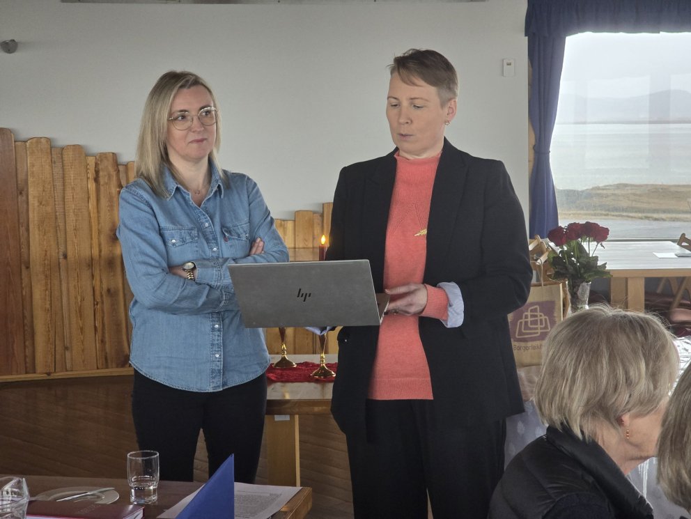 Aneta og Margrét kynna Erasmus+ verkefni.