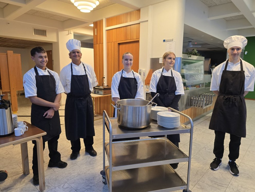 Nemendur af matvælabraut FSu úbjuggu kjötsúpu fyrir Epsilonsystur.