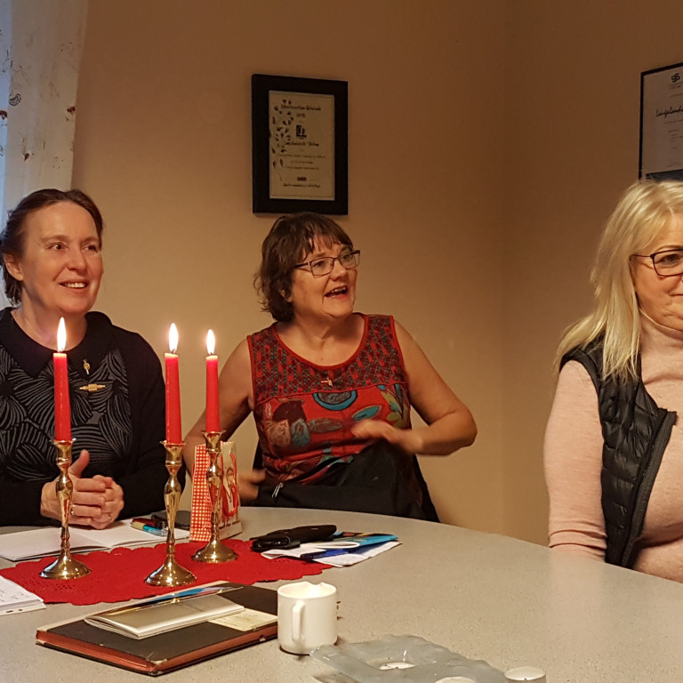 Hlýtt á bókarrýni.