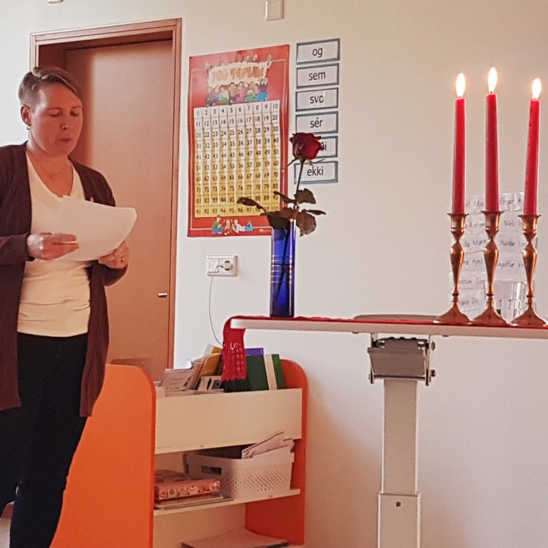 Margrét flytur erindi um lokaverkefnið sitt til MS í talmeinafræði.