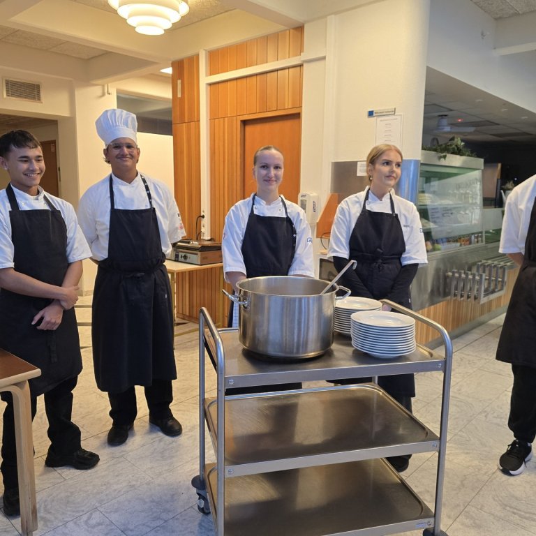 Nemendur af matvælabraut FSu úbjuggu kjötsúpu fyrir Epsilonsystur.