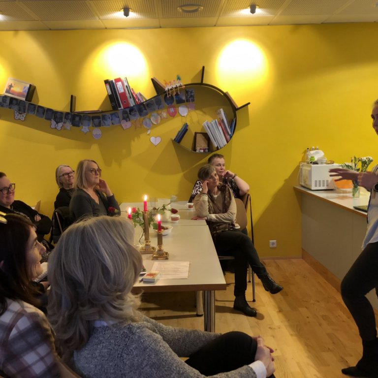 María Hjálmarsdóttir verkefnastjóri hjá Austurbrú. Fræðir félagskonur um verkefnið, Áfangastaðinn Au&hellip;