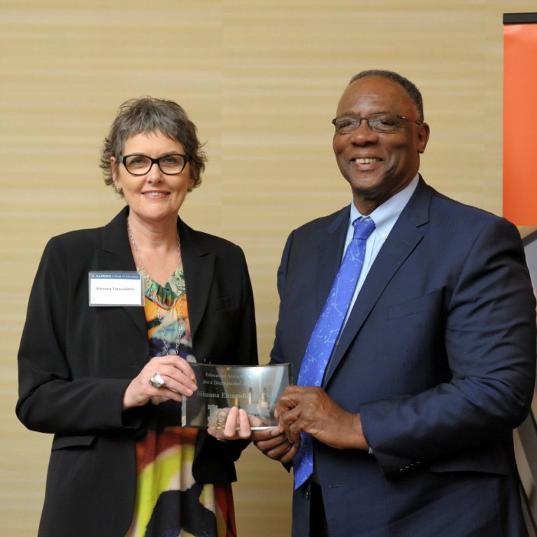 Jóhanna Einarsdóttir, prófessor og forseti Menntavísindasviðs, veitti viðurkenningunni viðtöku við h…